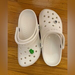 CROCS, white w/2 Jibbitz